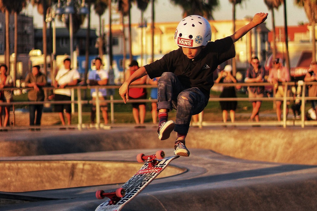 Un enfant s’amuse sur son skateboard