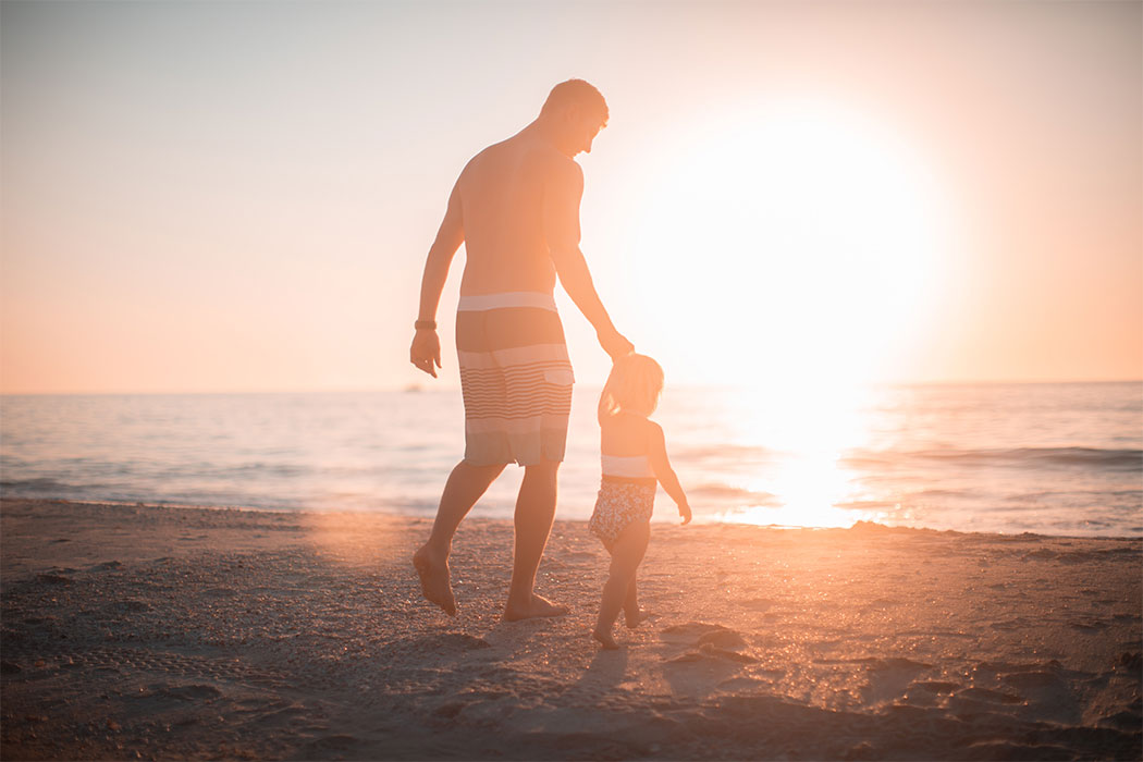 Un parent et son enfant jouent sur la plage